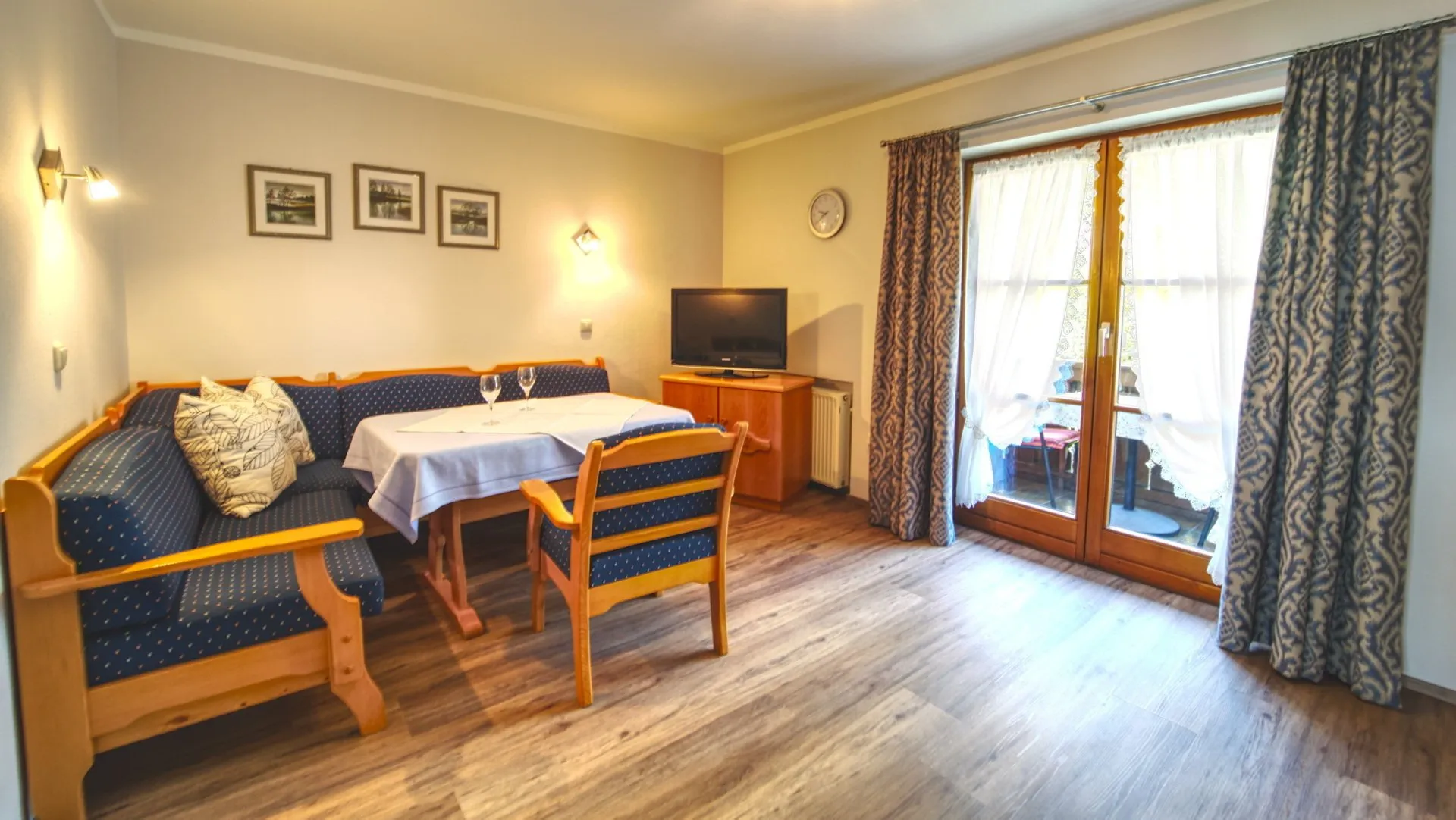 Wohn- und Essbereich der Ferienwohnung Kreuzeck
