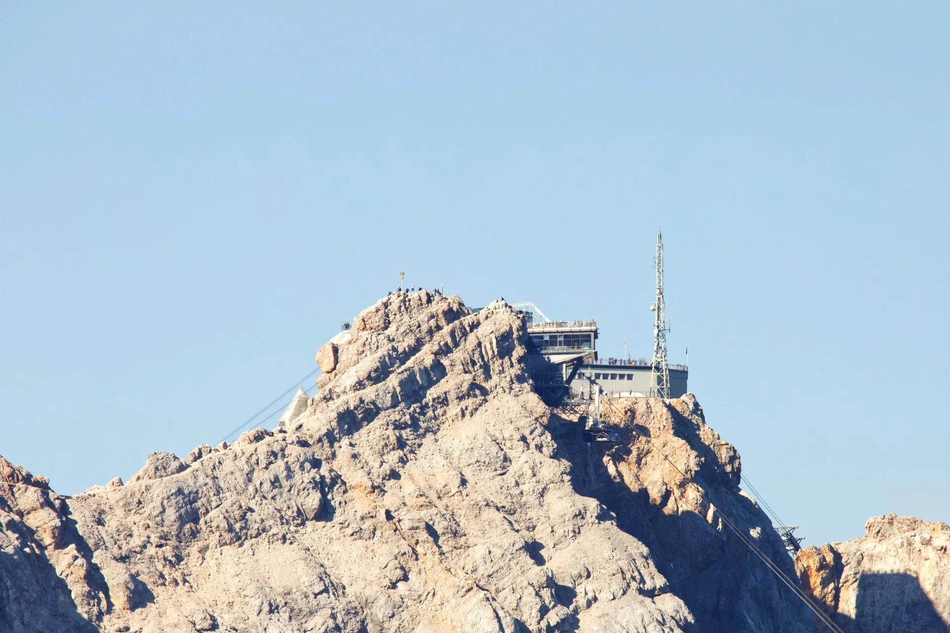 Zugspitzgipfel mit Gipfelkreuz und Bergstation