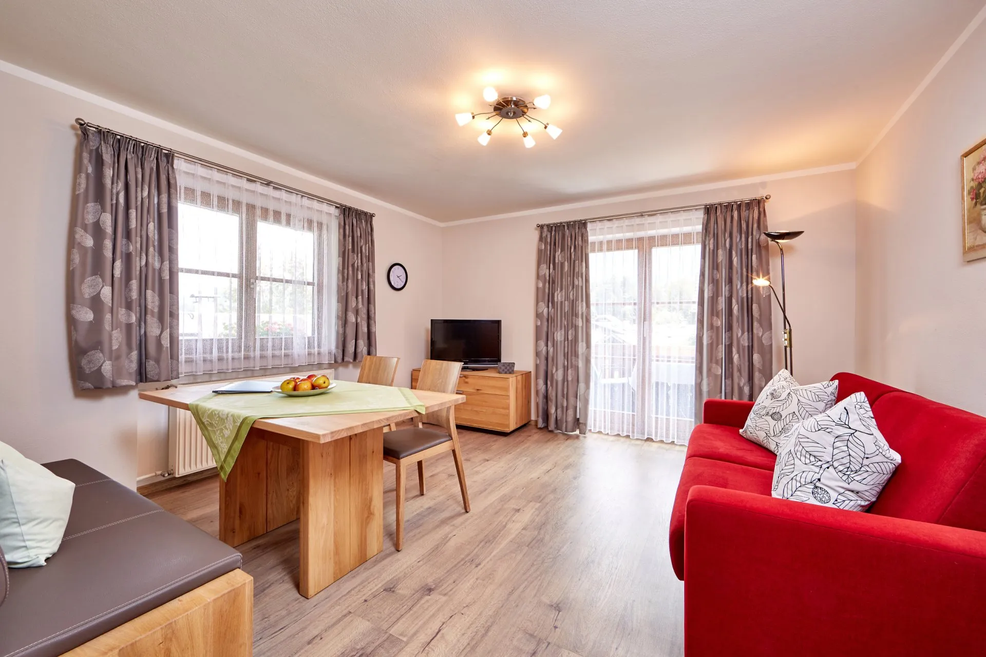 Heller Wohn- und Essbereich der Ferienwohnung Zugspitze